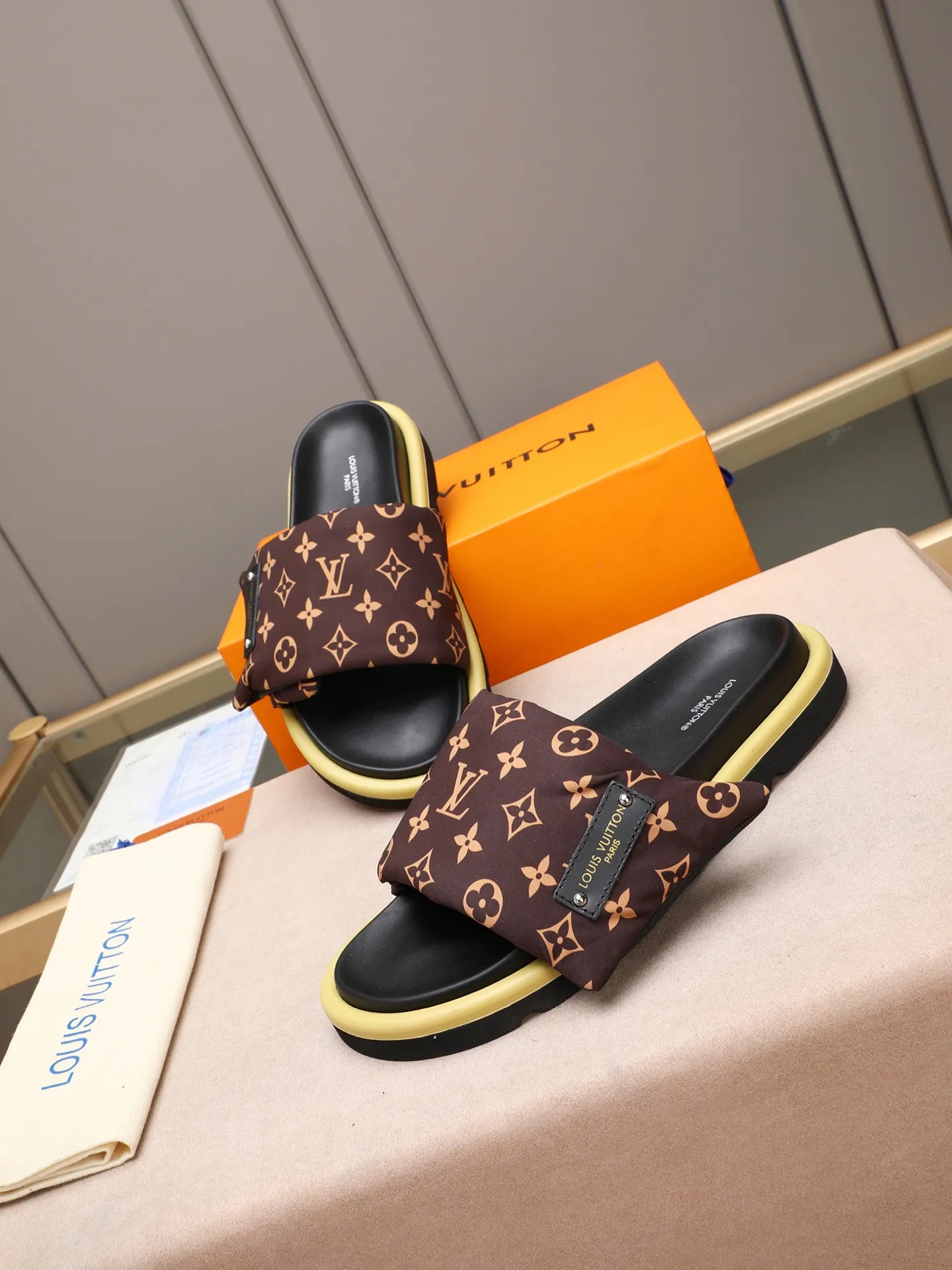 PP360 [LOUIS VUITTON] Louis Vuitton, LV printing, men's and women's slippers are on the market. The drawer box packaging comes with a cloth bag and a card. The upper pattern looks very soft and waxy, and it is a super versatile leg slimming tool. Fabric: imported denim/canvas/old fabric, LV hardware LOGO, official website pattern printing, comfortable to wear, feet: high-elastic PU water table. Sole: foam sole, heel height: about 5cm. Code number: 35-46, 35, 45, 46 are custom-made and non-returnable. Color: multiple colors and styles available.